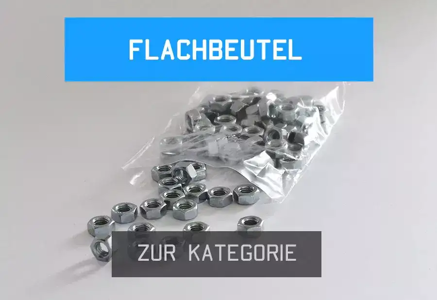 Flachbeutel befüllt mit Muttern, liegen auf einem grauen Hintergrund. Das Bild verlinkt auf die Produktkategorie Flachbeutel.