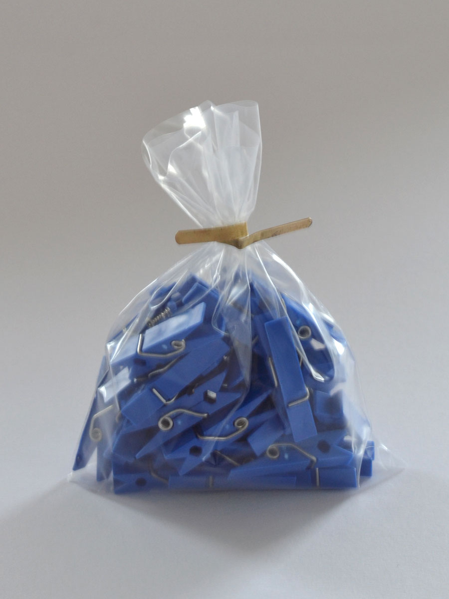 Ein transparenter Kunststoffbeutel ohne Seiten oder Bodenfalte, mit einer Öffnung an der kurzen Seite zum Befüllen. Der Beutel hat eine Folienstärke von 25 µ, die Abmessung beträgt Breite 250 mm Höhe 350 mm. Ein transparenter Kunststoffbeutel ohne Seiten oder Bodenfalte, mit einer Öffnung an der kurzen Seite zum Befüllen. Der Beutel hat eine Folienstärke von 25 µ, die Abmessung beträgt Breite 250 mm Höhe 350 mm.