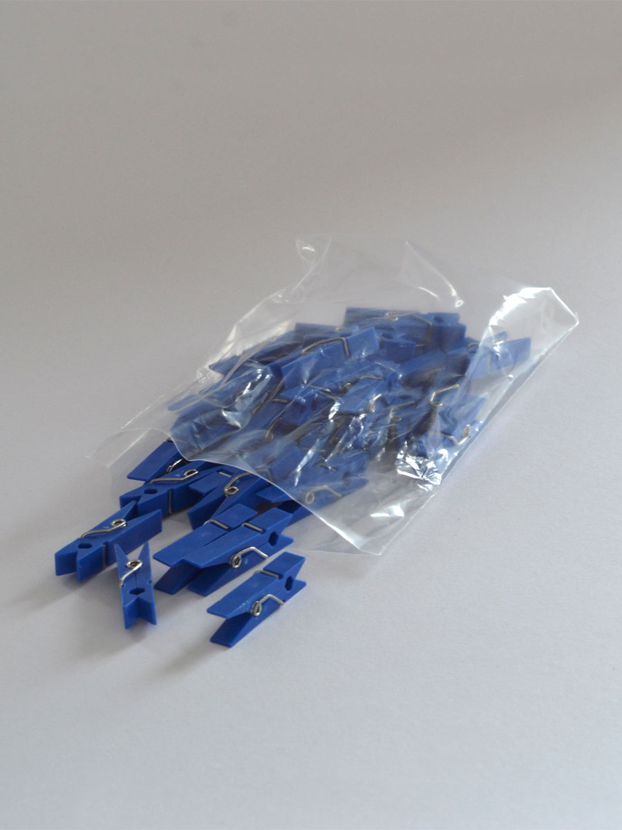 Ein transparenter Kunststoffbeutel ohne Seiten oder Bodenfalte, mit einer Öffnung an der kurzen Seite zum Befüllen. Der Beutel hat eine Folienstärke von 25 µ, die Abmessung beträgt Breite 200 mm Höhe 300 mm.