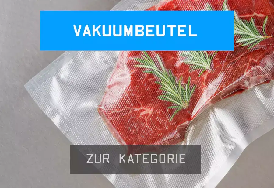 Vakuumbeutel mit einem eingeschweißten Fleisch, liegen auf einem grauen Hintergrund. Das Bild verlinkt auf die Produktkategorie Vakuumbeutel.