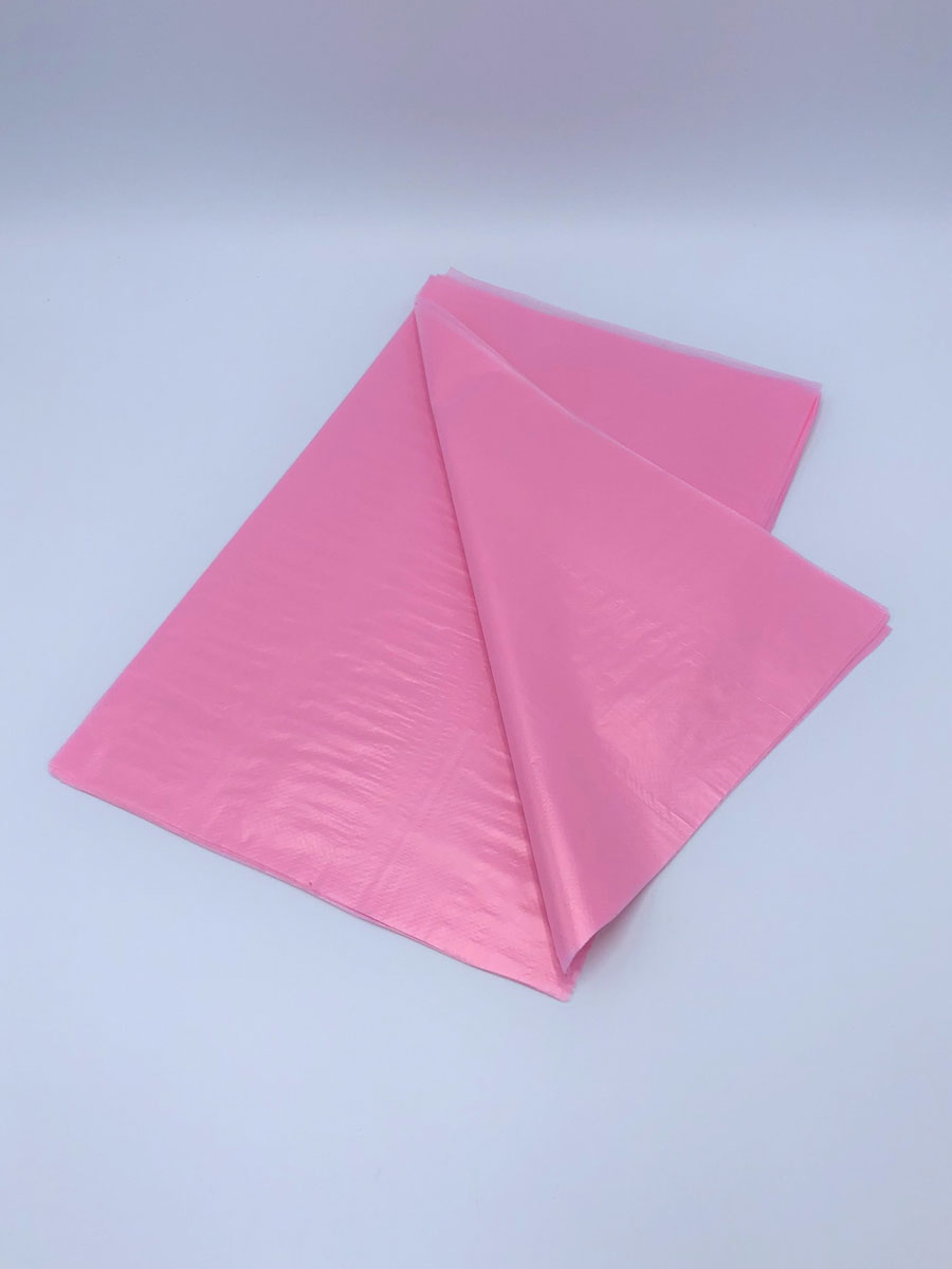 Eine lachsfarbige Kunststofffolie im Entnahmekarton zum Verpacken von Wurst, Fleisch oder Fisch. Die Abmessung beträgt Breite 240 mm Länge 360 mm.