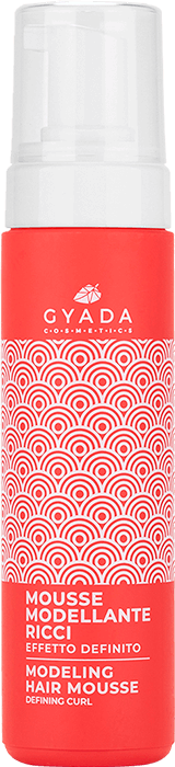 Gyada Cosmetics modellierender Styling-Schaum für Locken ohne Hintergrund