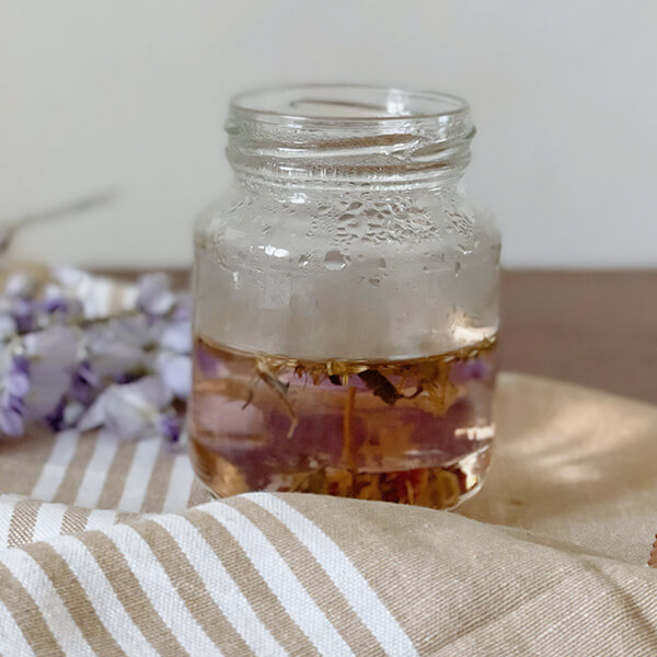 The Herbary Haarspülung - Haartee saure Rinse Inhalt in einem Glas