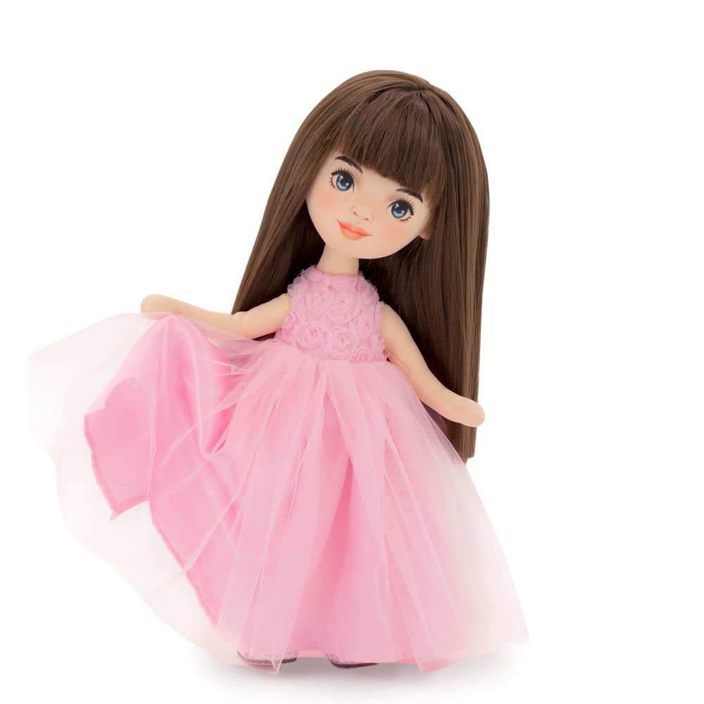 Sophie in einem rosa Kleid mit Rosen
