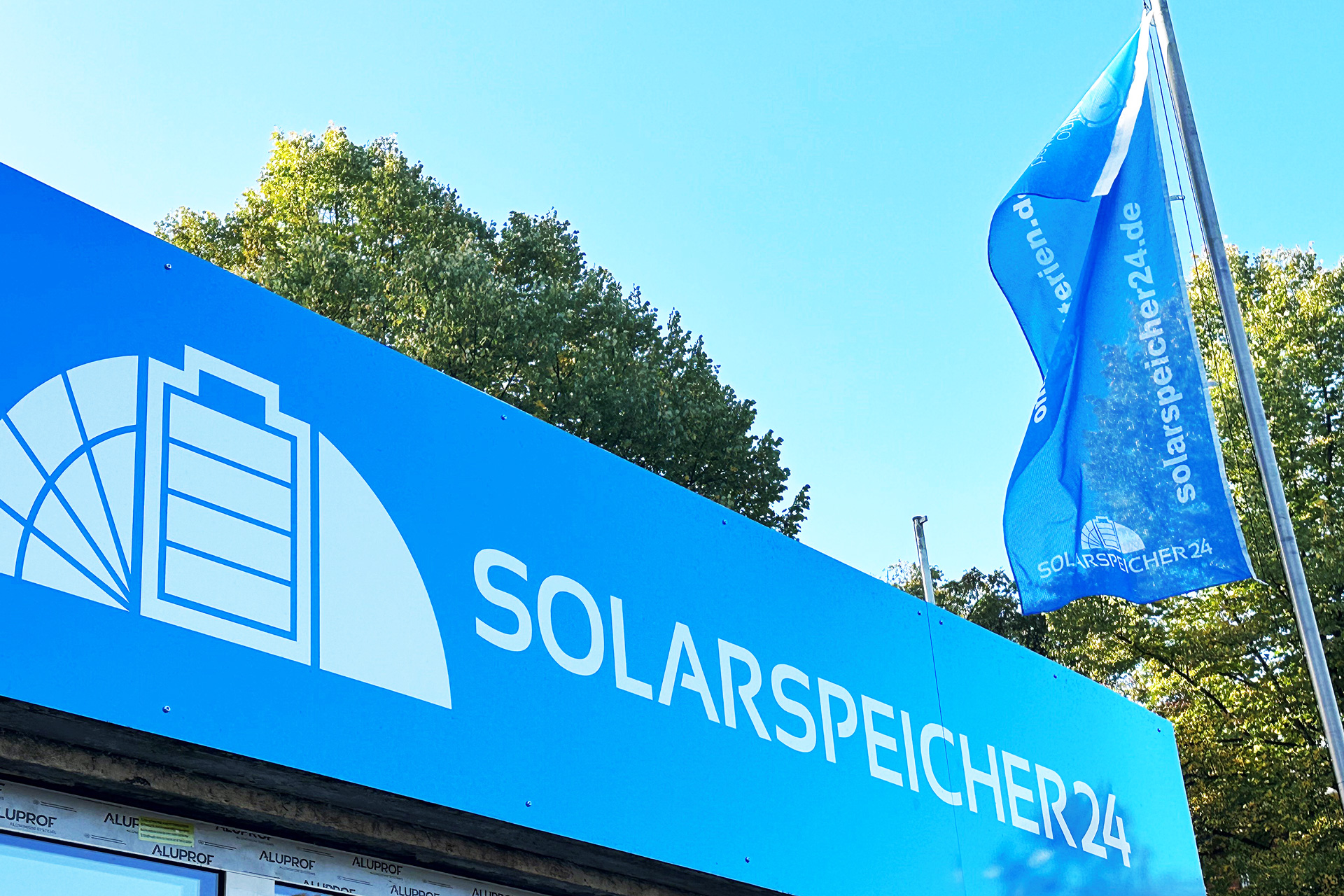 Außenansicht des Flagship-Stores von Solarspeicher24 in Hamburg.