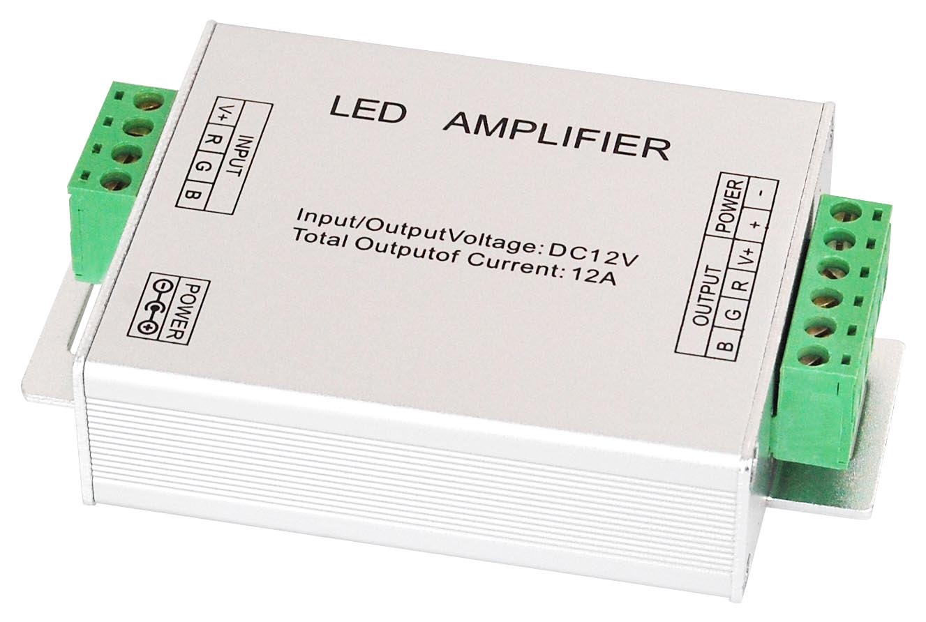 Der RGB-Repeater verlängert eine LED-Kette und versorgt sie mit Strom.