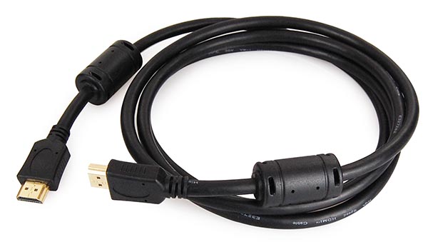 Kabel mit Mantelstromfilter können Brummgeräusche verhindern. Produktbild Kabel mit Mantelstromfilter.