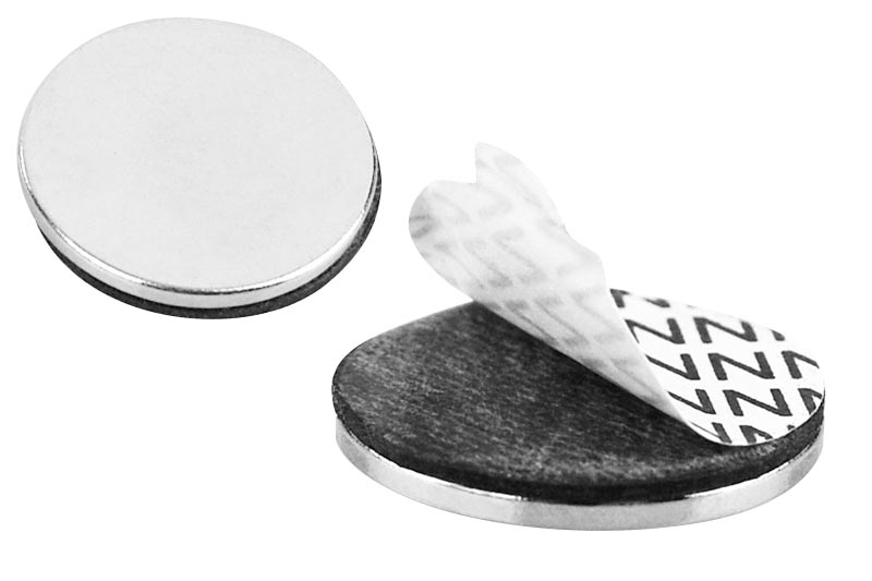 Die Klebeflächen der Neodym-Magnete sind durch einen Abziehfilm geschützt.