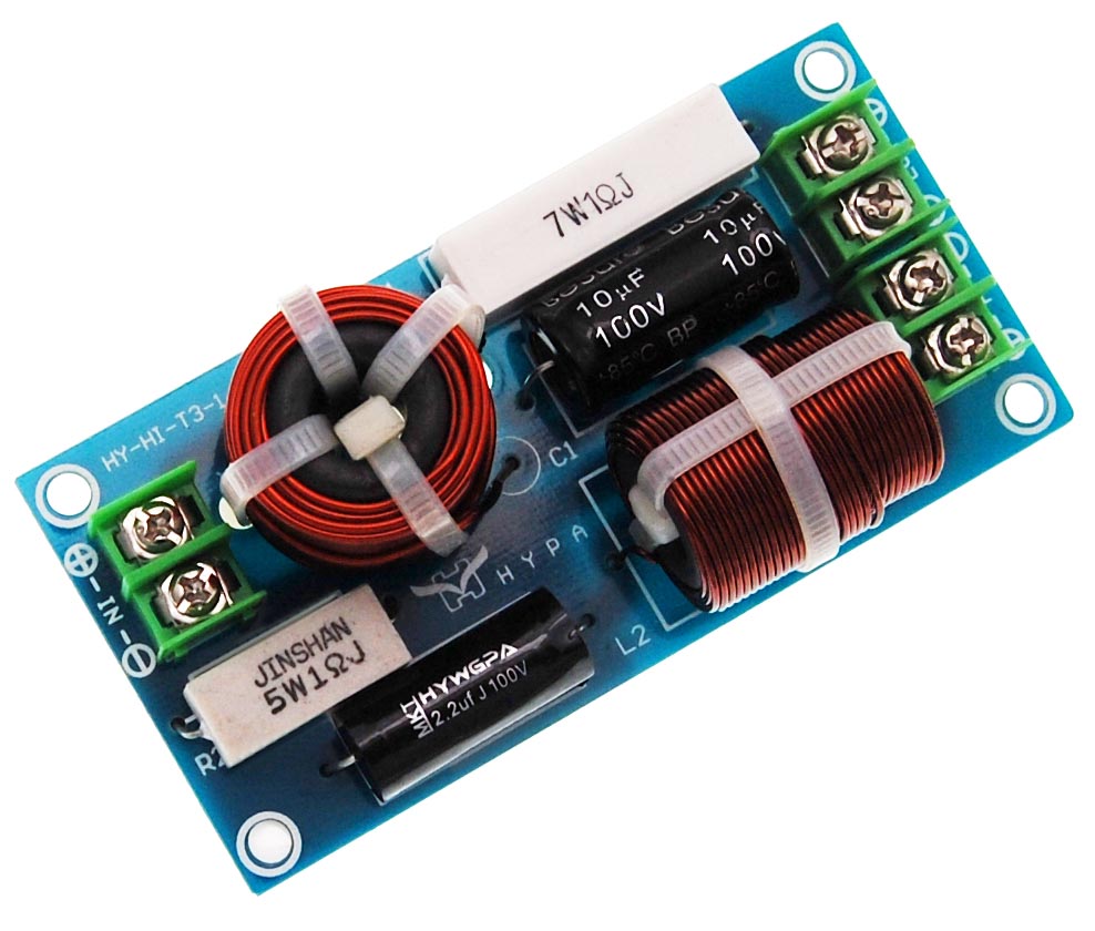 Die Platine der Dynavox Profi 2W120 Frequenzweiche ist unter anderem mit MKP Hochleistungs-Kondensatoren bestückt.