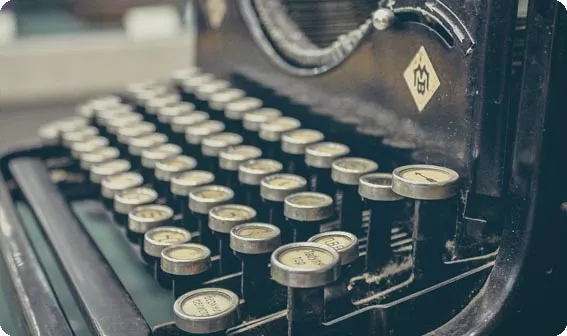 Tasten einer alten schwarzen Schreibmaschine und Blog-Icon