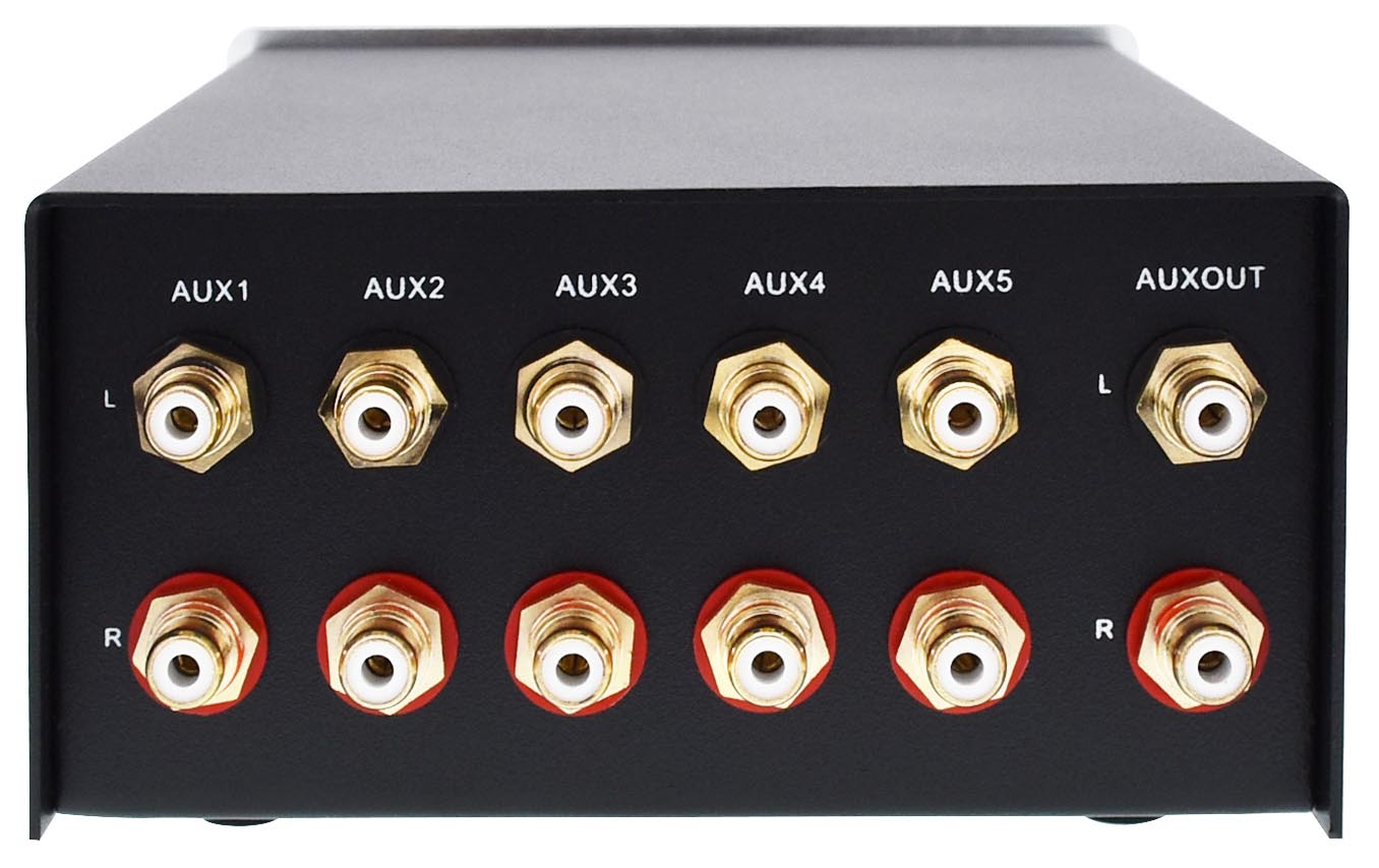 Der Dynavox AUX-S bietet 5 Stereo-Cincheingänge, einen Ausgang und Umschalter an.