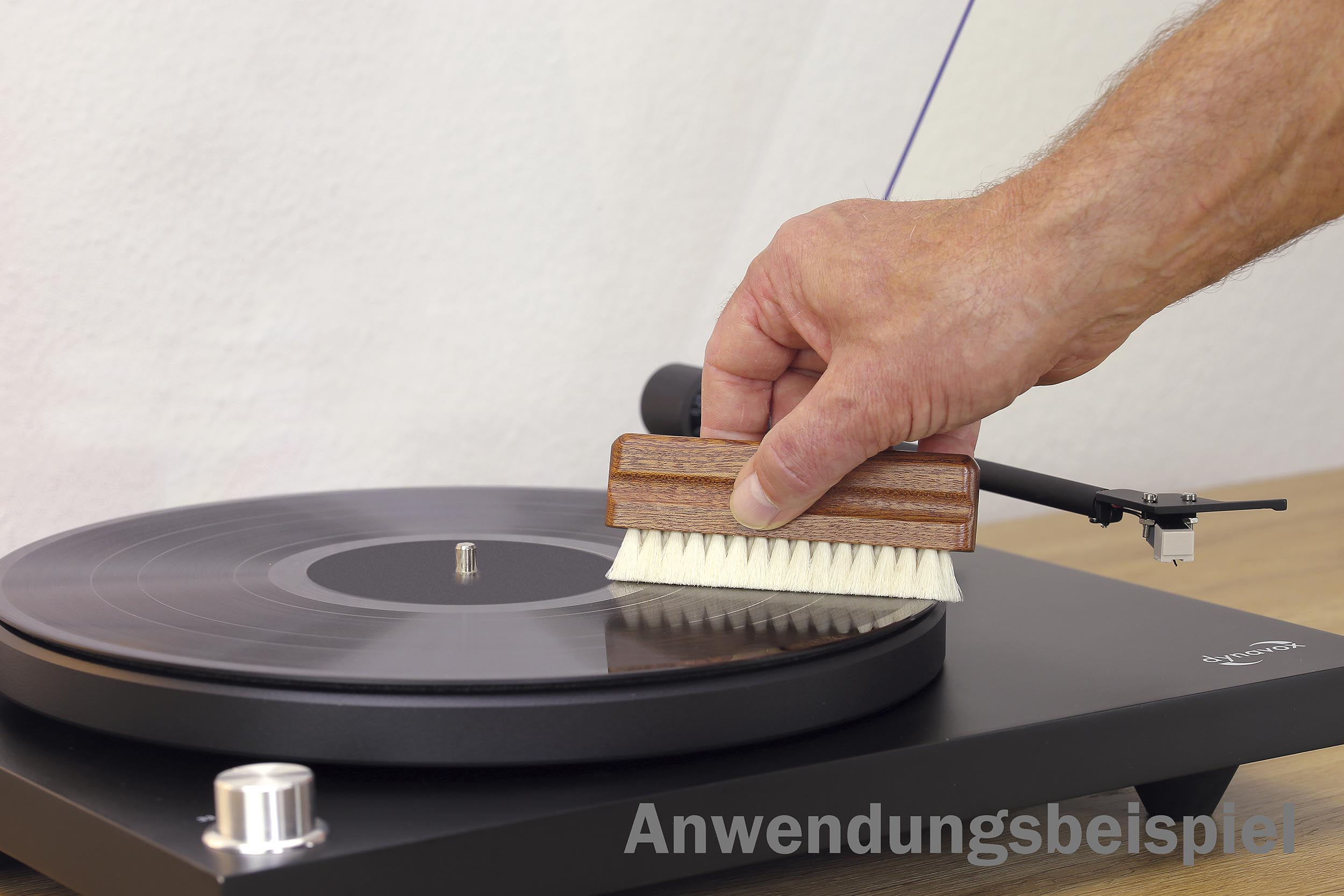 Dynavox Plattenbürste ZB110 mit Ziegenhaar, Sapelli, Anwendungsbeispiel.