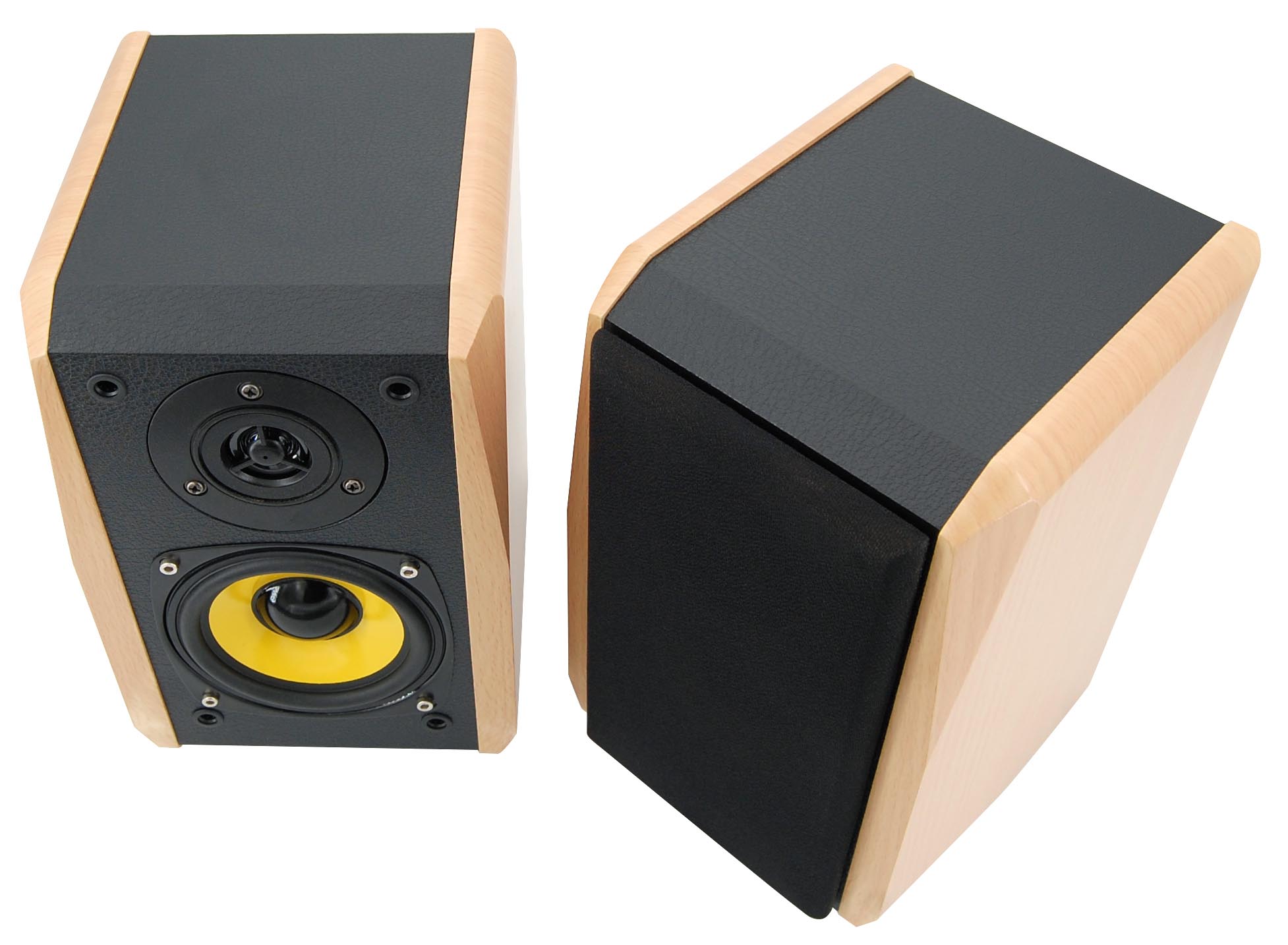 Beflankt sind die Dynavox TG-1000M Aktivboxen mit Holzblenden, die interessante Winkelschliffe haben.