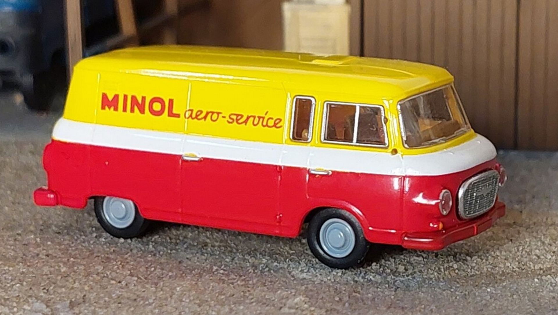 Brekina 03-418 - IFA Barkas B 1000 Kasten 'MINOL-aero-service'