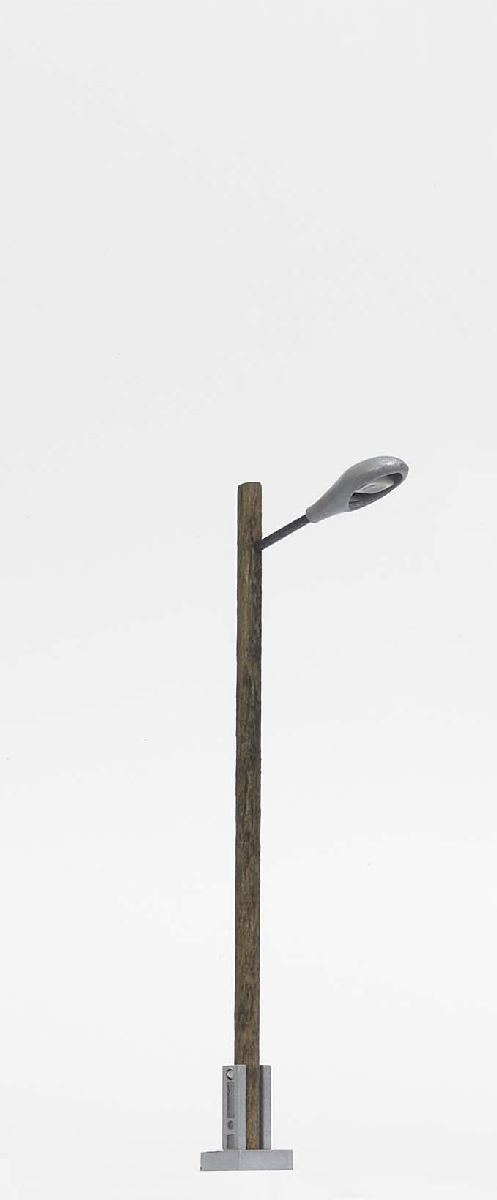 Busch 8734 - Straßenlampe mit Holzmast, silber