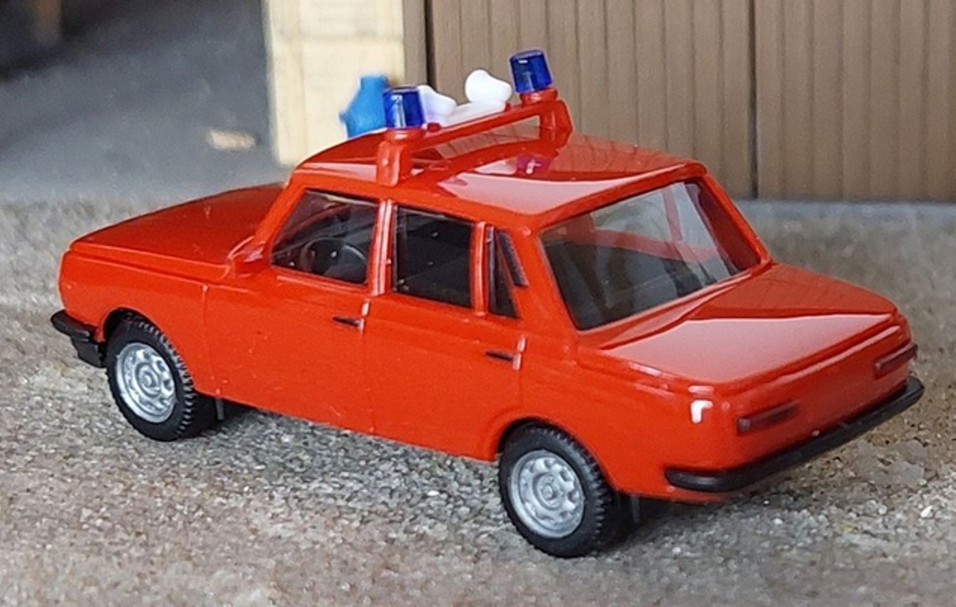 Herpa 03-399 - IFA Wartburg 353 Modell 84 FW Dresden ELW rot