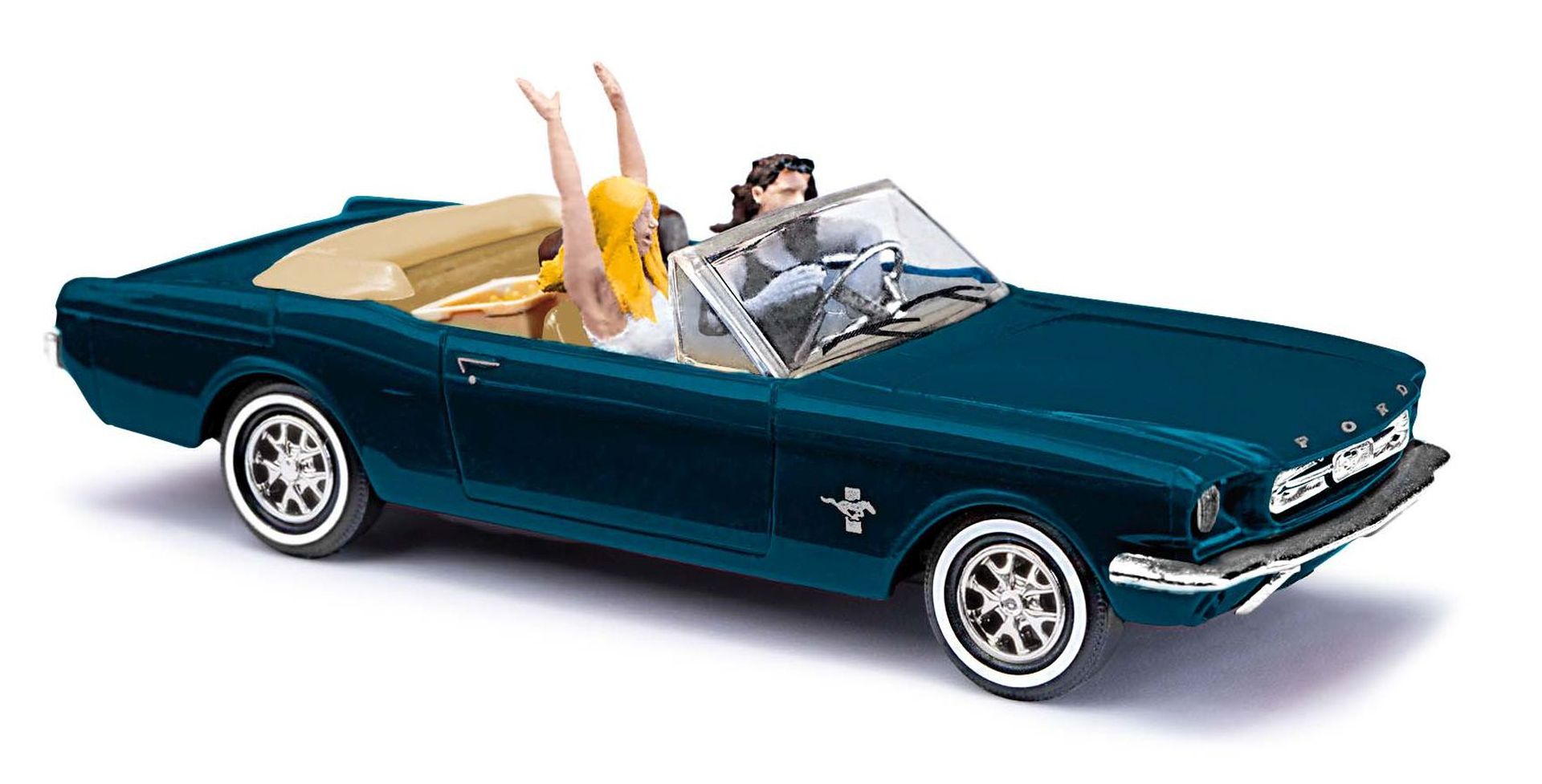 Busch 47528 - Ford Mustang Cabrio mit 2 Figuren, Bierkasten und Koffer, Bj. 1964