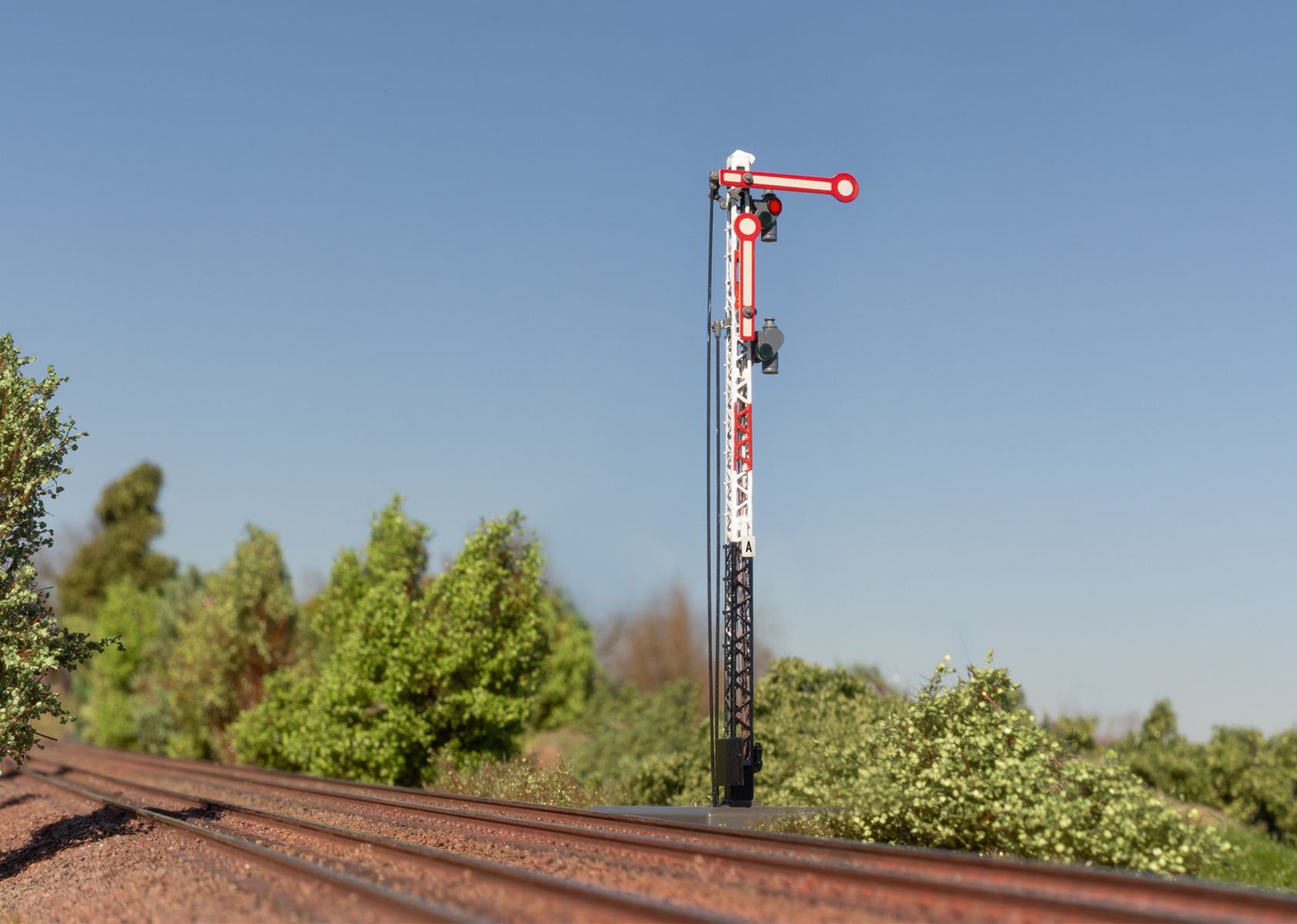 Märklin 70416 - Hauptsignal mit Gittermast, Hp 0 / Hp 1 / Hp 2, Ep.II-III Märklin 70416 - Hauptsignal mit Gittermast, Hp 0 / Hp 1 / Hp 2, Ep.II-III