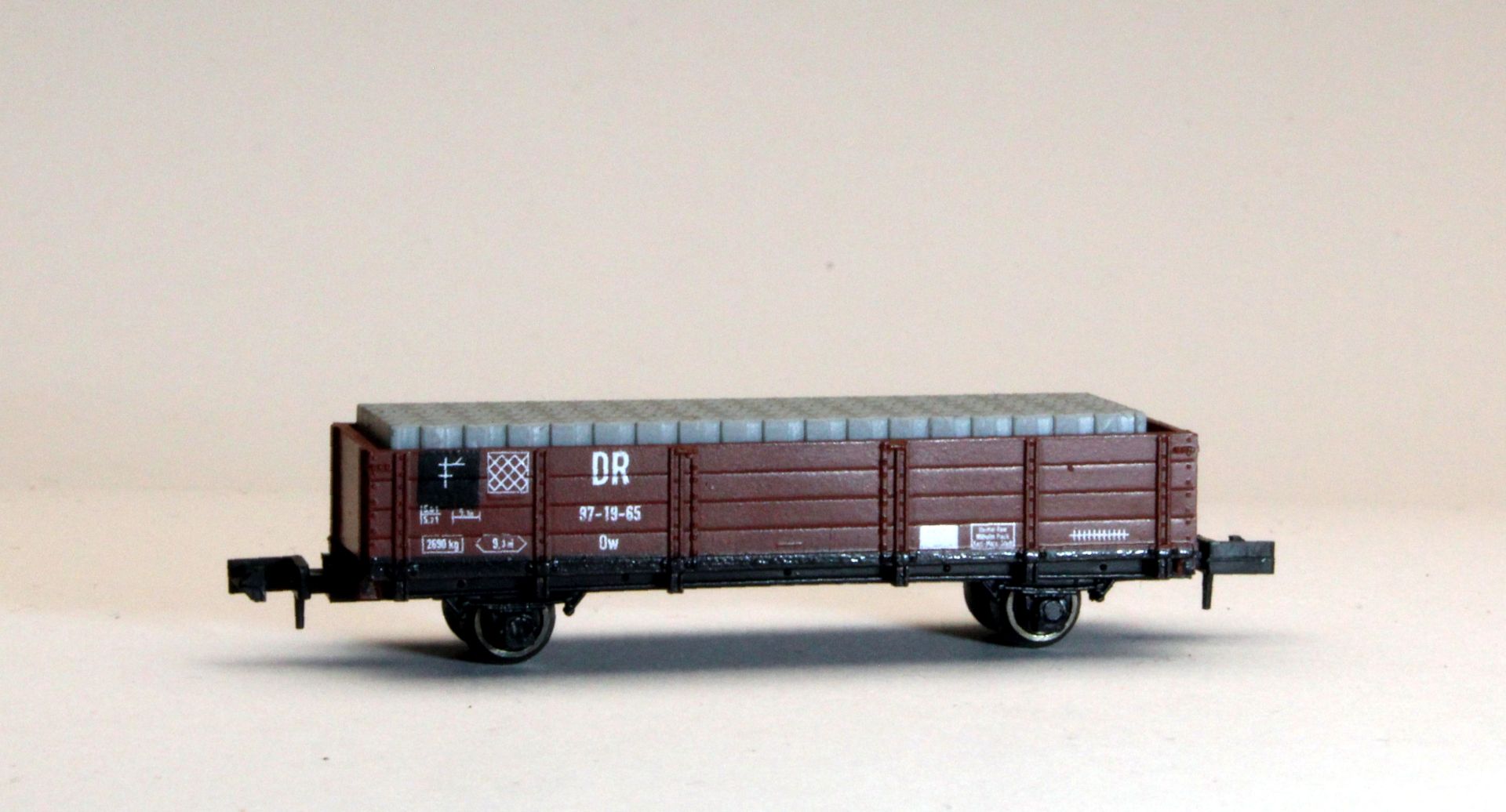 Karsei 29103 - Offener Güterwagen 775 mit Ladegut Hohlblocksteinen, DR, Ep.III-IV