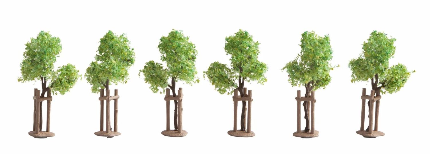 Noch 21538 - Junge Bäume mit Baumstützen, 6 Stück, 4 cm hoch