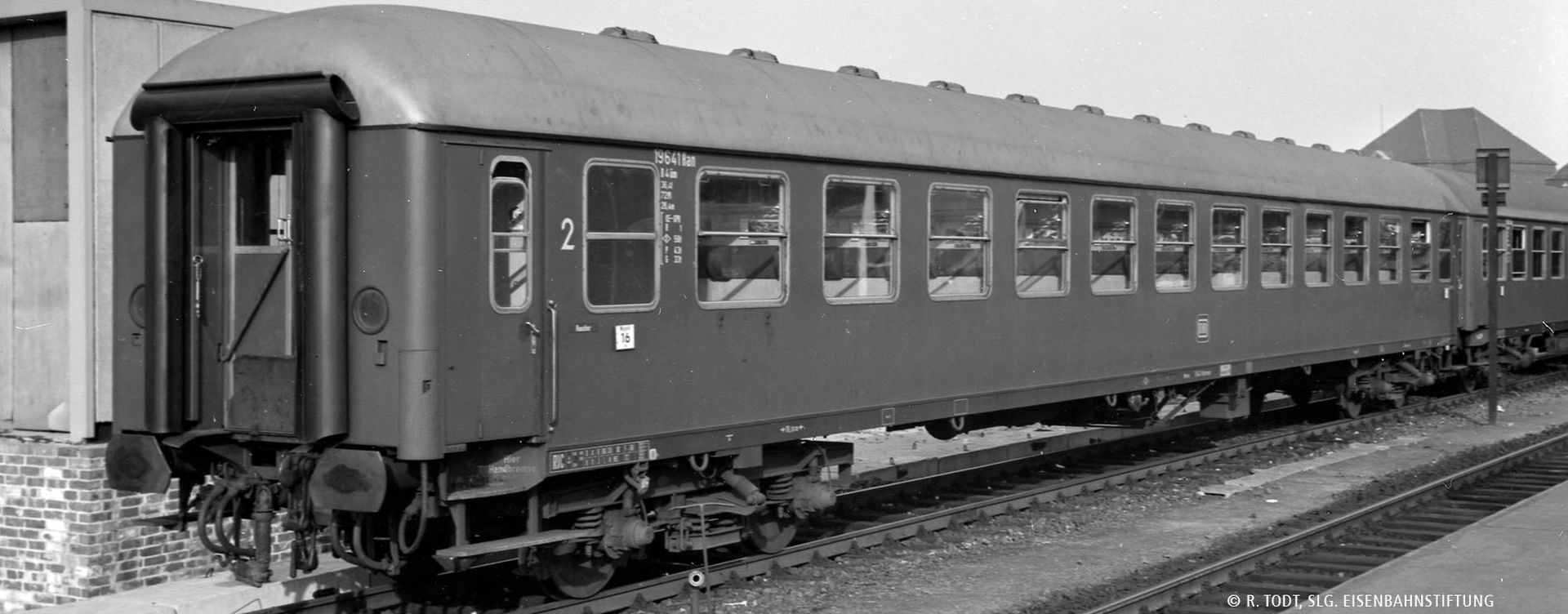 Brawa 58123 - Schnellzugwagen B4ümg-63, DB, Ep.III, mit Beleuchtung, AC
