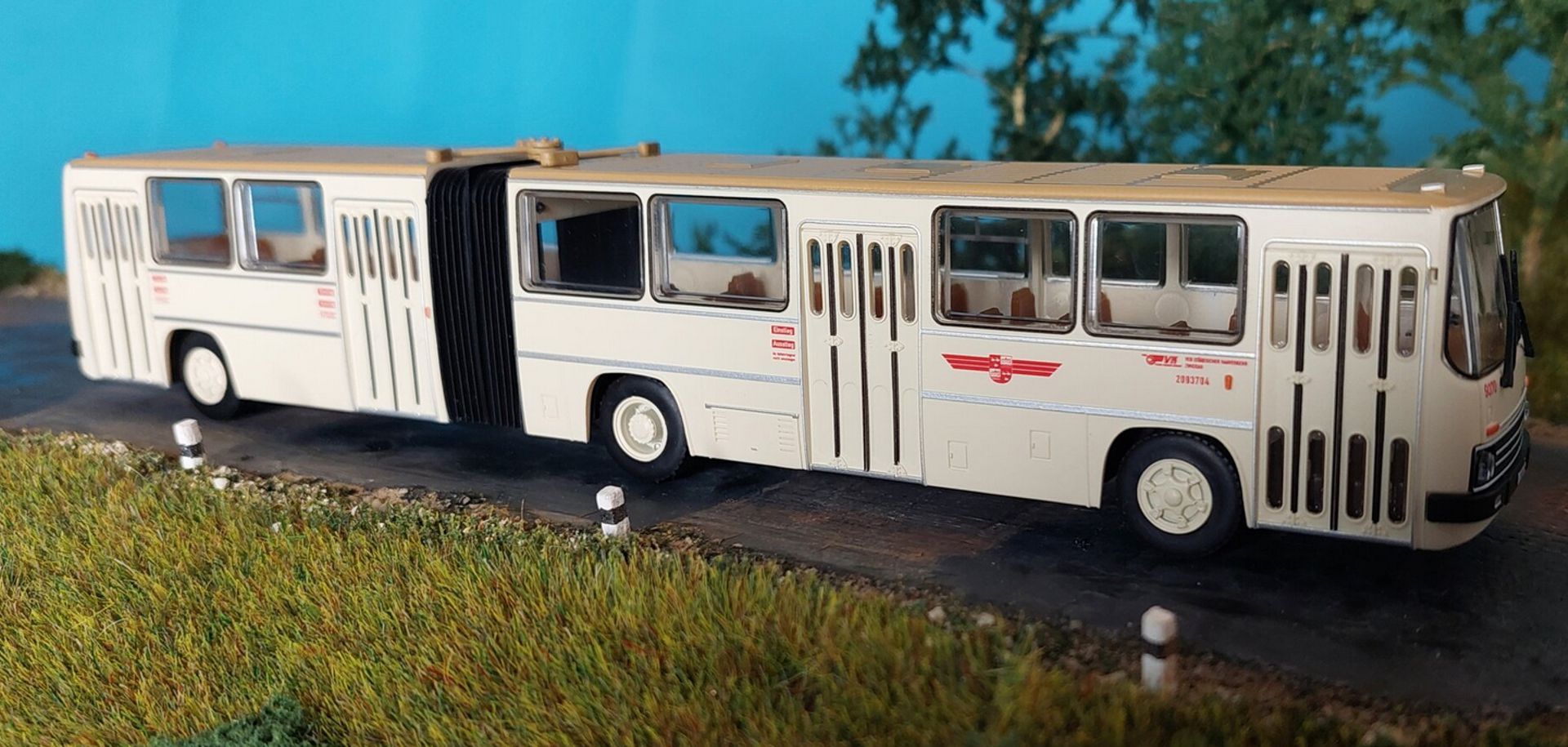Brekina 03-410-A - Ikarus 280.02 VEB NVK Zwickau beige ZS Hauptbahnhof