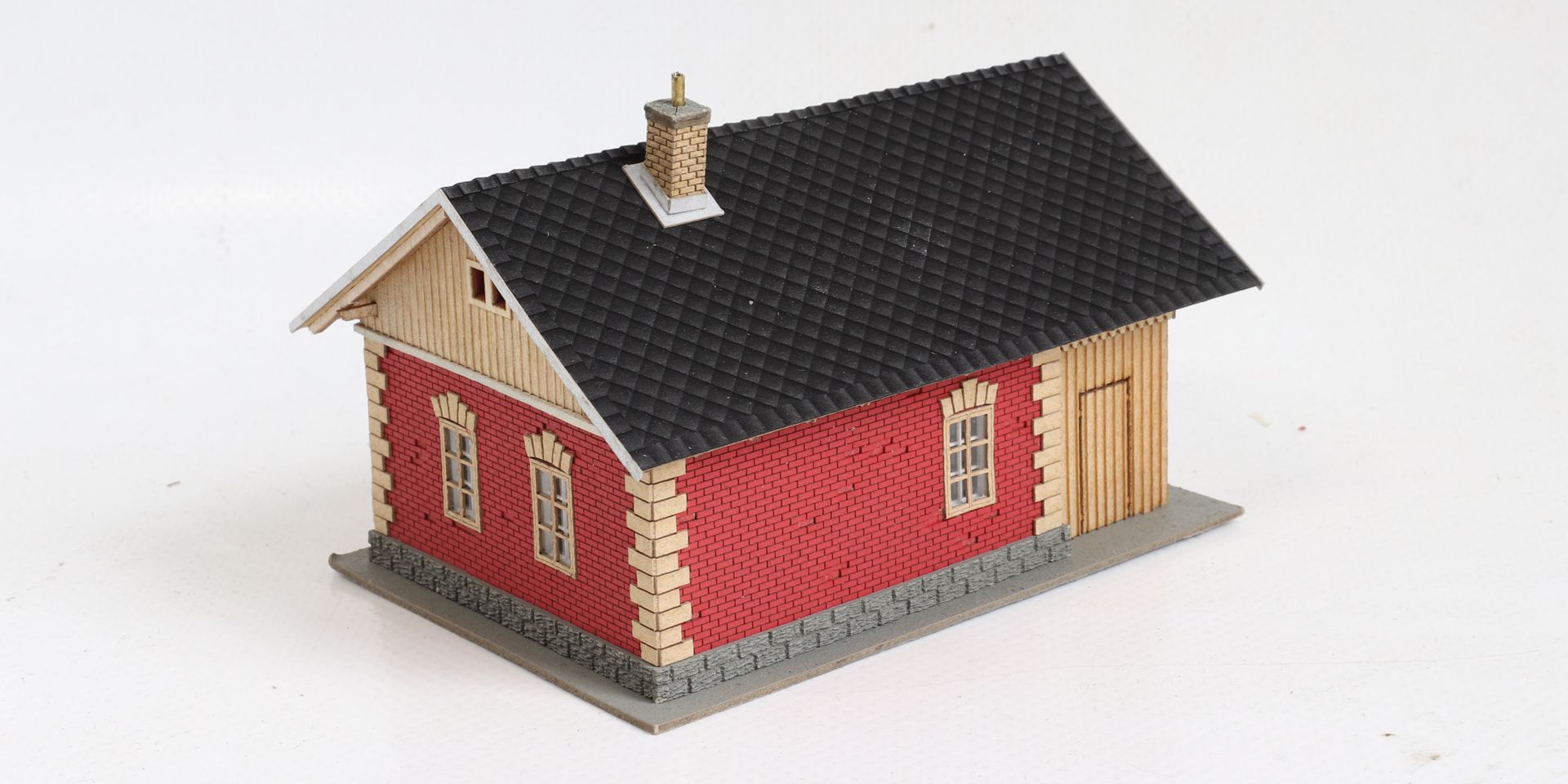 igra 240007 - Bahnwärterhaus Jihlava, 58 x 83 x 53 mm, kolorierter Lasercut-Bausatz