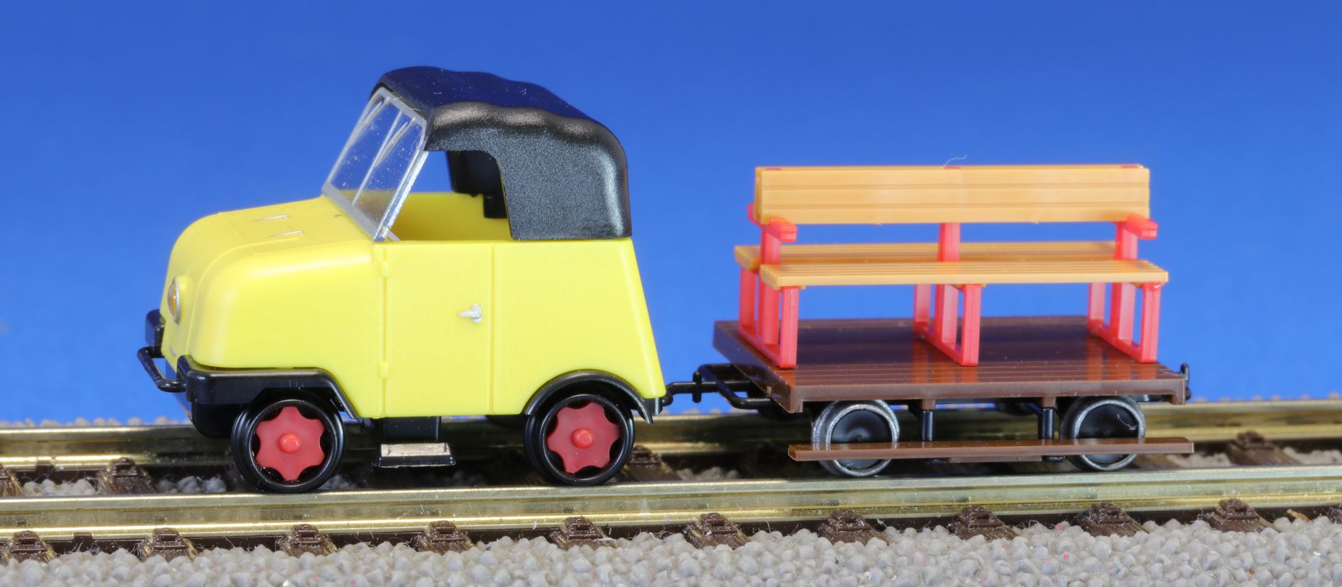 Kres 88055 - Schienentrabi, gelb, mit 2achsigem Anhänger, Bausatz