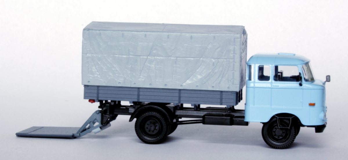 Hädl 121047 - IFA W50L, Speditionskabine mit Holzpritsche, Plane, Ladebordwand