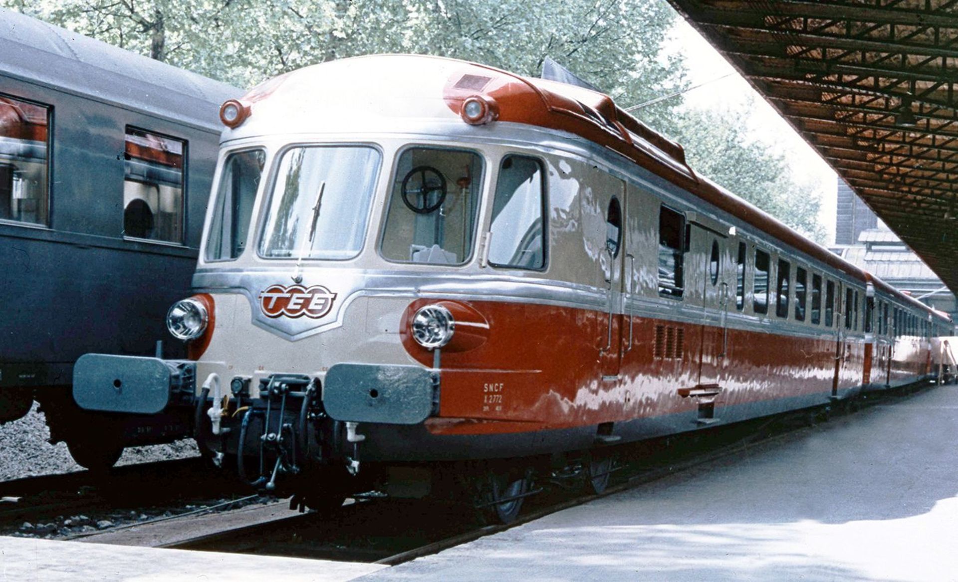 Jouef HJ2461 - Triebwagen RGP mit Beiwagen, TEE-Farbgebung, SNCF, Ep.III