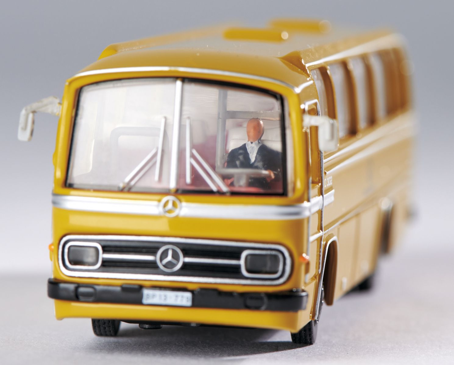 Carson 500504142-A24 - Mercedes Bus O 302 Dt. Post, mit 2,4Gh RC-Funk, 1:87 H0