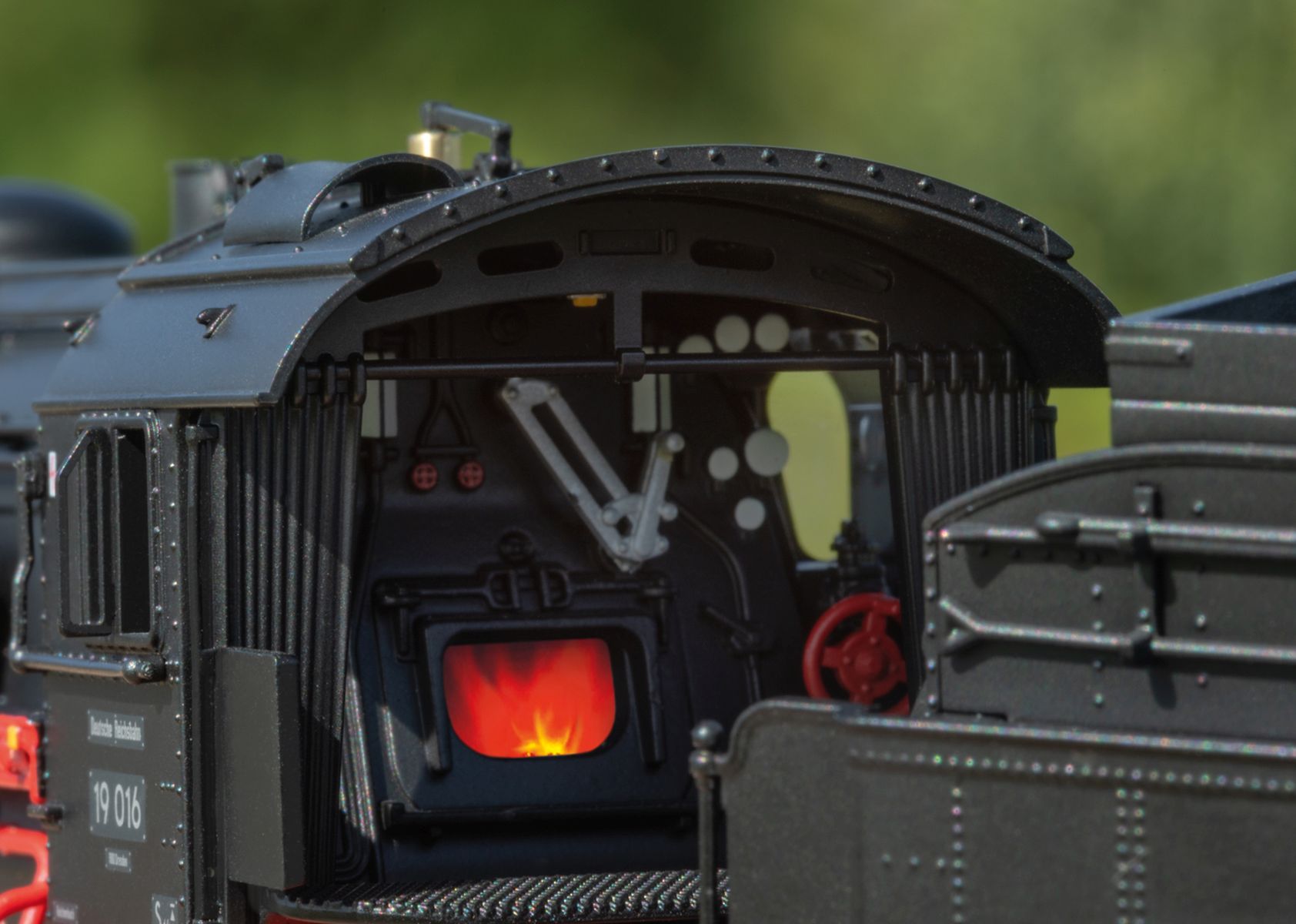 Märklin 38190 - Dampflok 19.0 'Sachsenstolz', 19 016, DR, Ep.III, MFX+-Sound Märklin 38190 - Dampflok 19.0 'Sachsenstolz', 19 016, DR, Ep.III, MFX+-Sound
