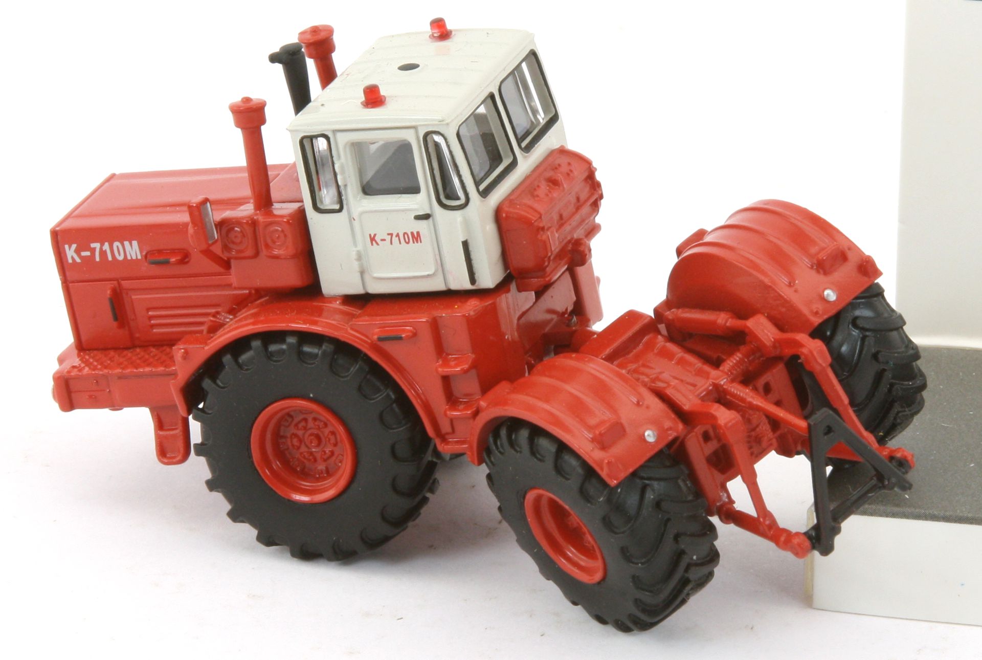 Schuco 452672600 - Traktor Kirovets K-710M, rot RAL 9002 - weiß RAL 3000
