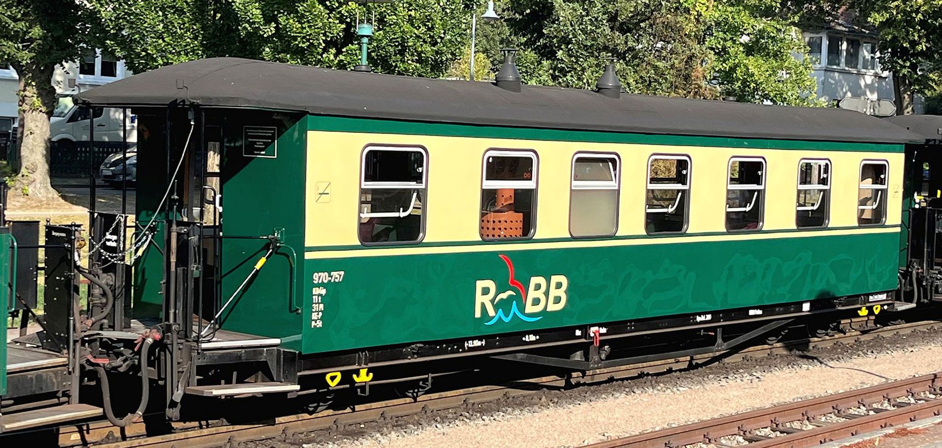 Bemo 3020858 - Personenwagen 970-825 Modernisierungswagen, RÜBB, Ep.VI