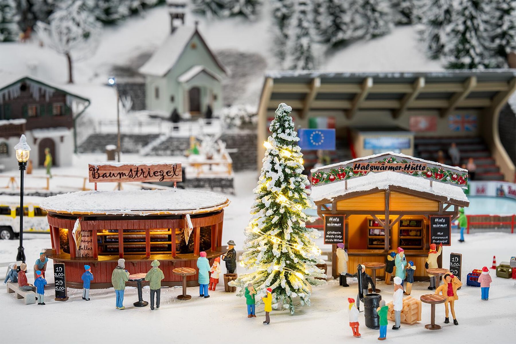 Faller 134006 - 2 Weihnachtsmarktbuden mit beleuchtetem Weihnachtsbaum