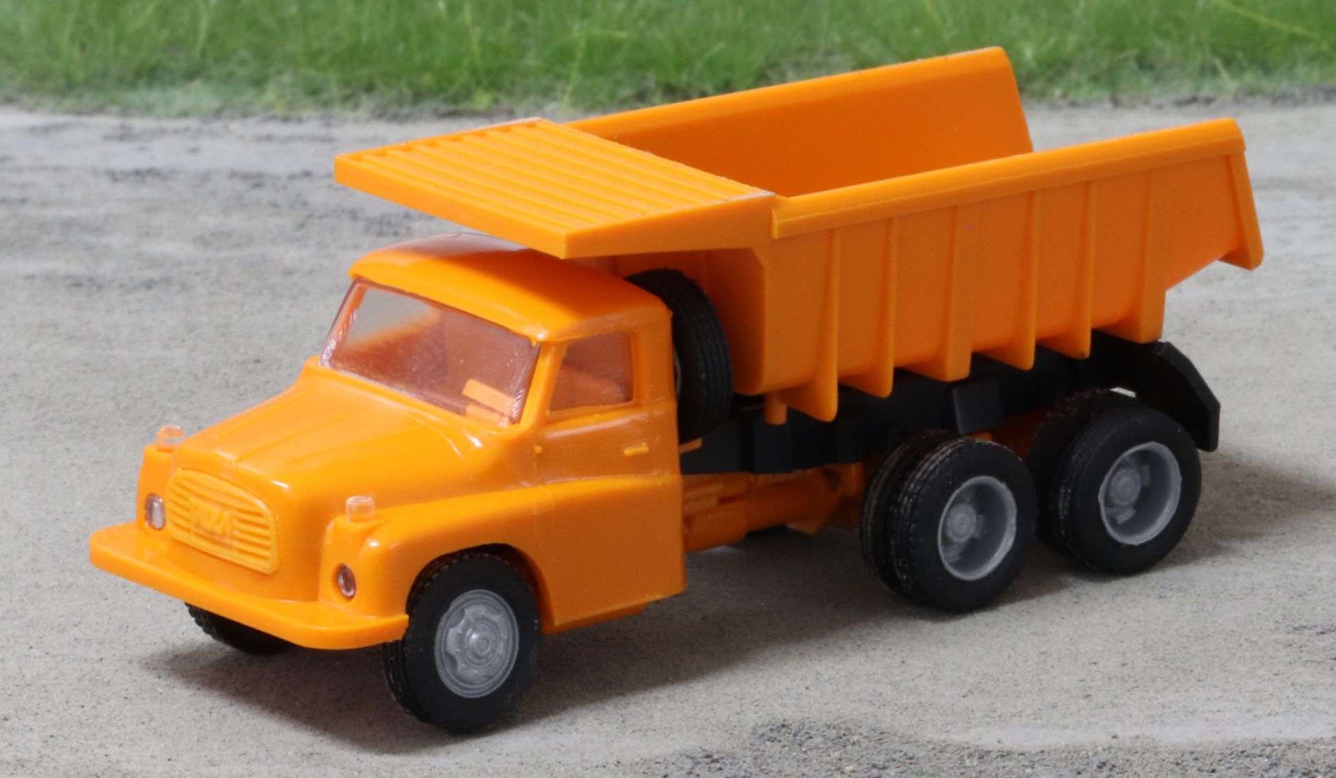 igra 66818200 - Tatra 148 Kipper orange, Bausatz