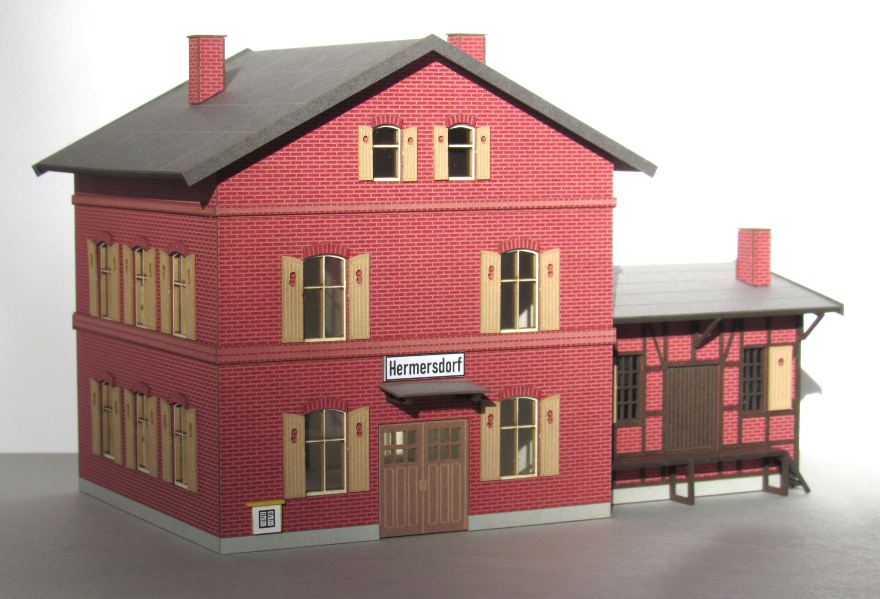 Laffont T5711 - Bahnhofsgebäude mit Güterschuppen mit Ziegelfassade