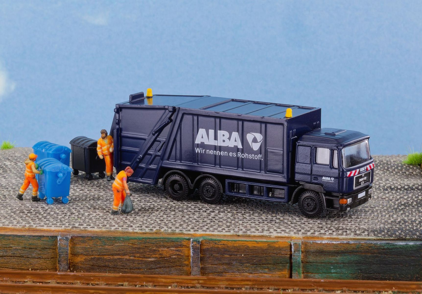 Lemke-Collection LC97002 - MiNiScene Müllabfuhr mit Figuren, ALBA