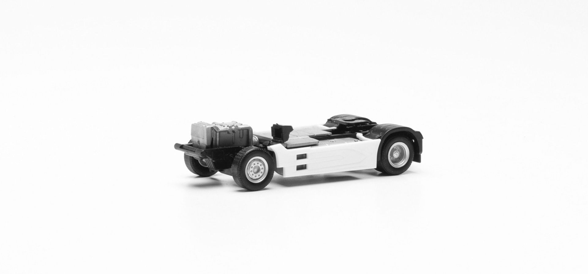 Herpa 085670 - Fahrgestell Zugmaschine 2achs DAF XG/XG+ mit/ohne Chassisverkleidung, 2 Stück