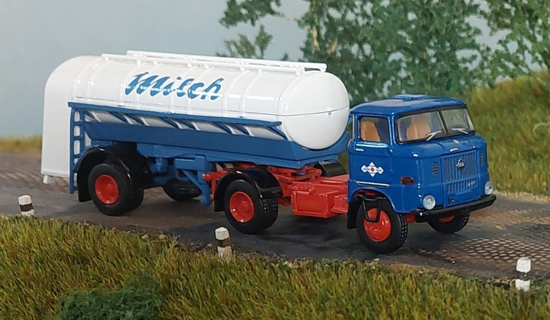 Brekina 03-379 - IFA W50 L/S mit "Milch"-Tanksattel VEB Ostseetrans