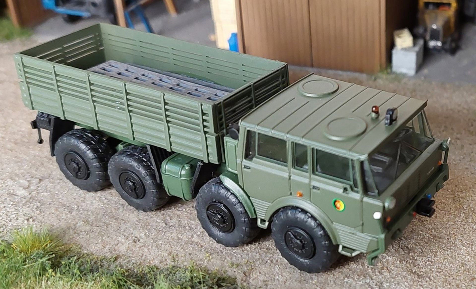 Brekina 03-378 - Tatra 813 8x8 Kolos NVA GT mit Ladegut Platten