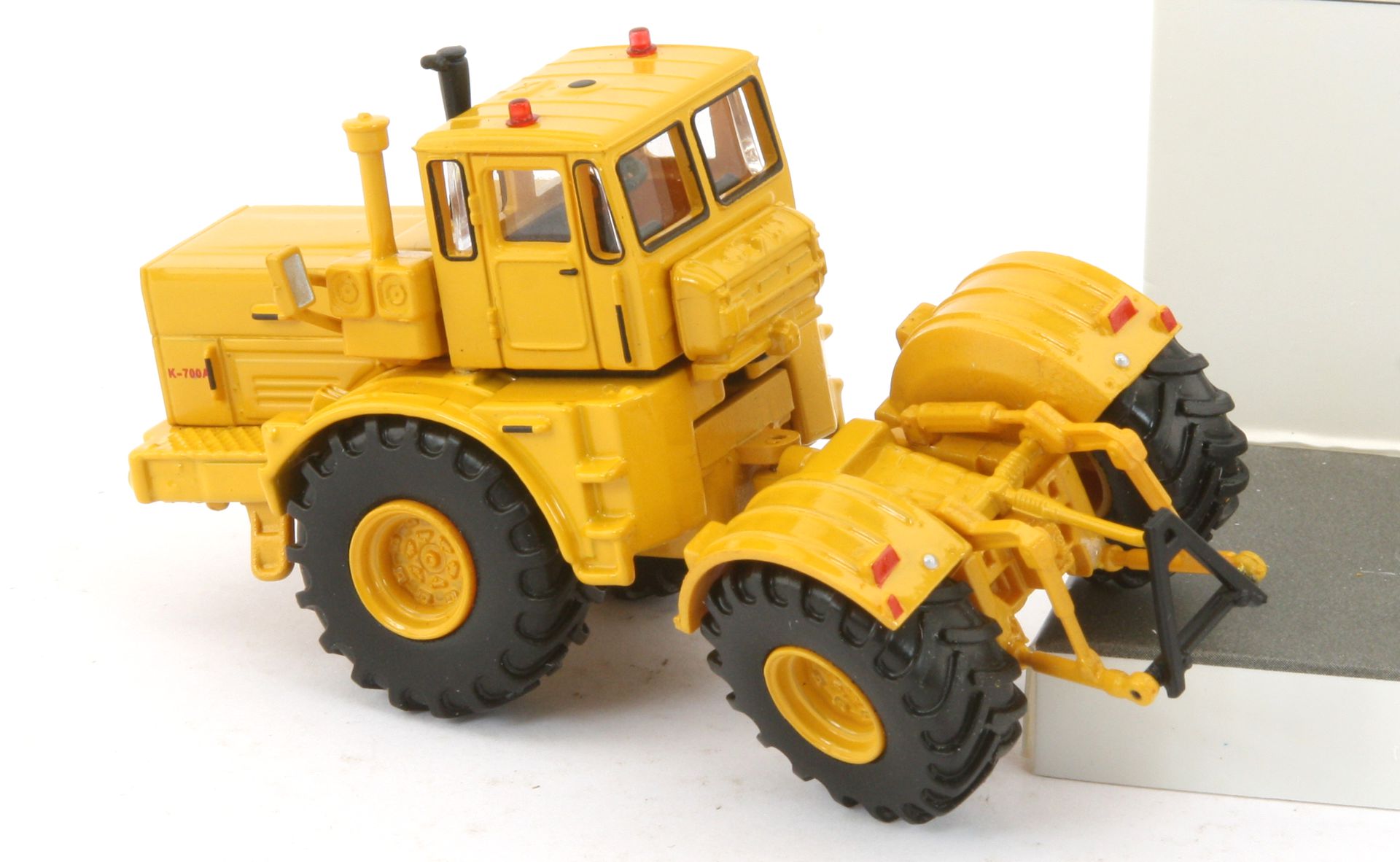 Schuco 452672500 - Traktor Kirovets K-700A, maisgelb RAL 1006
