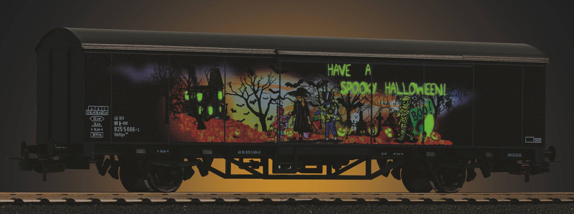 Piko 27704 - Gedeckter Güterwagen 'Halloween 2024', mit Leuchtfarben