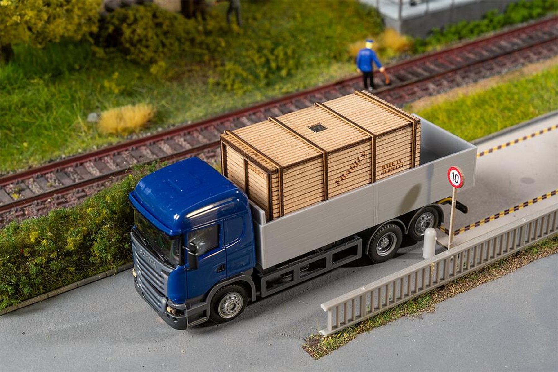 Faller 161325 - Car System Digital LKW Scania R 13 HL Pritsche mit Holzkiste (HERPA)