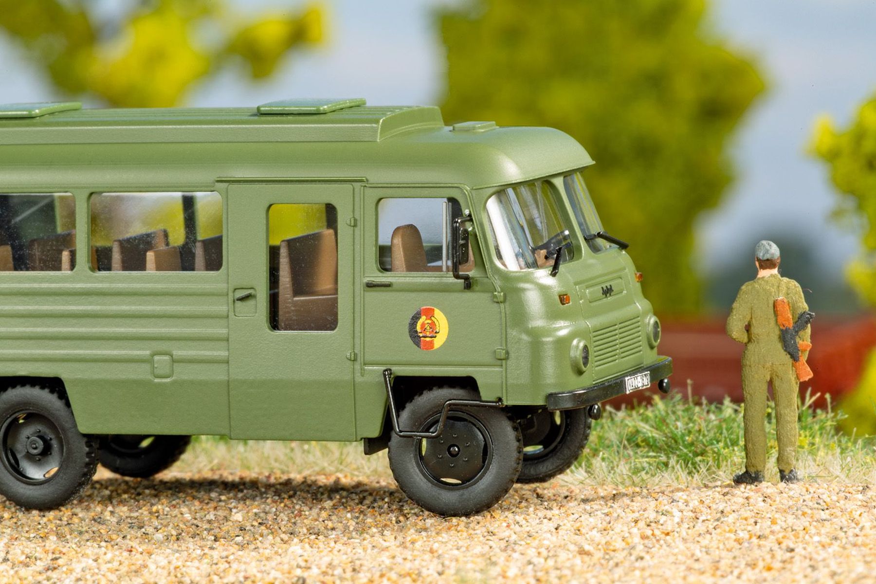 mini-car 66051 - Robur LO2002 Allrad NVA mit Kompressoranhänger, Bausatz