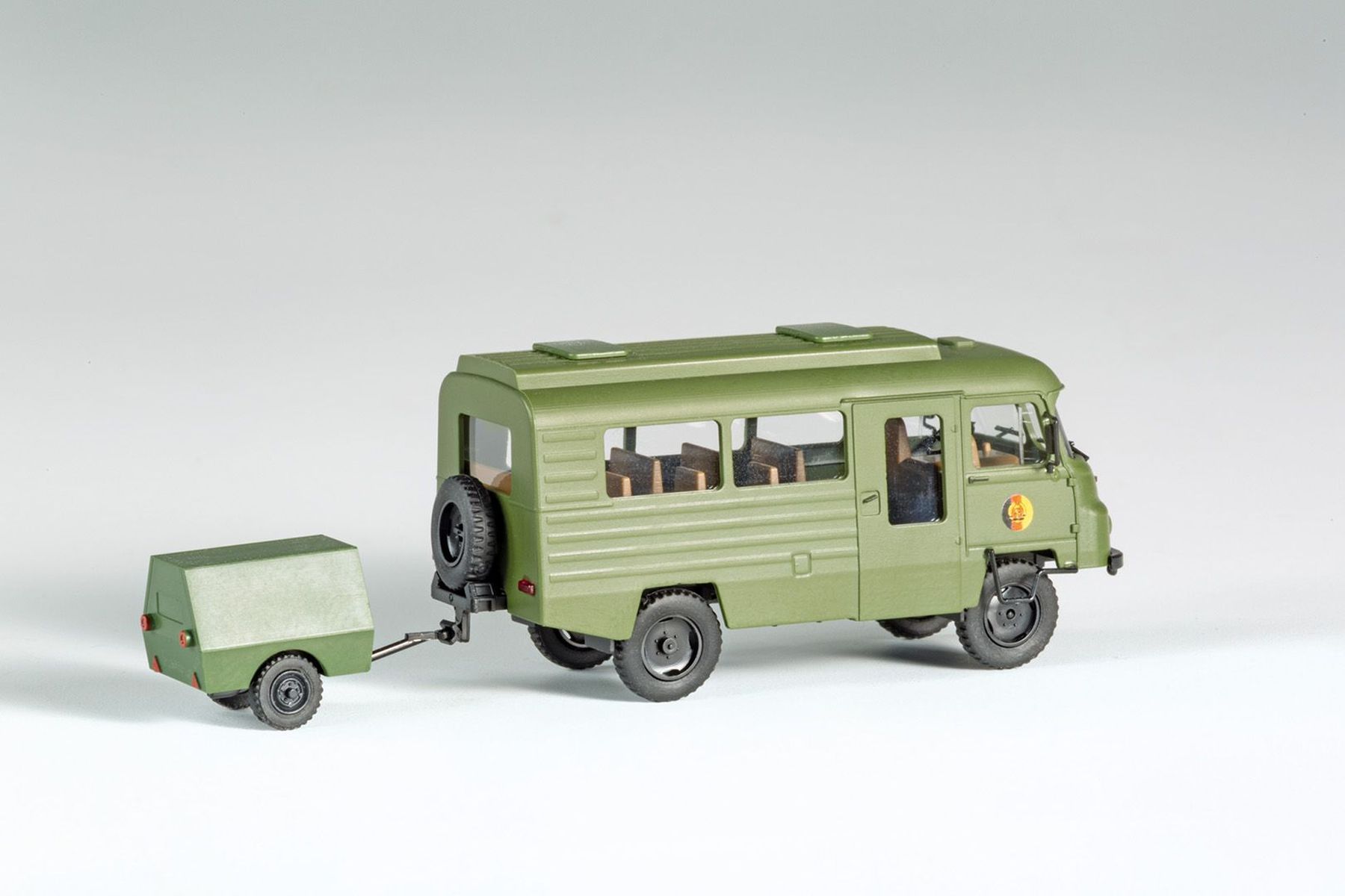 mini-car 66051 - Robur LO2002 Allrad NVA mit Kompressoranhänger, Bausatz