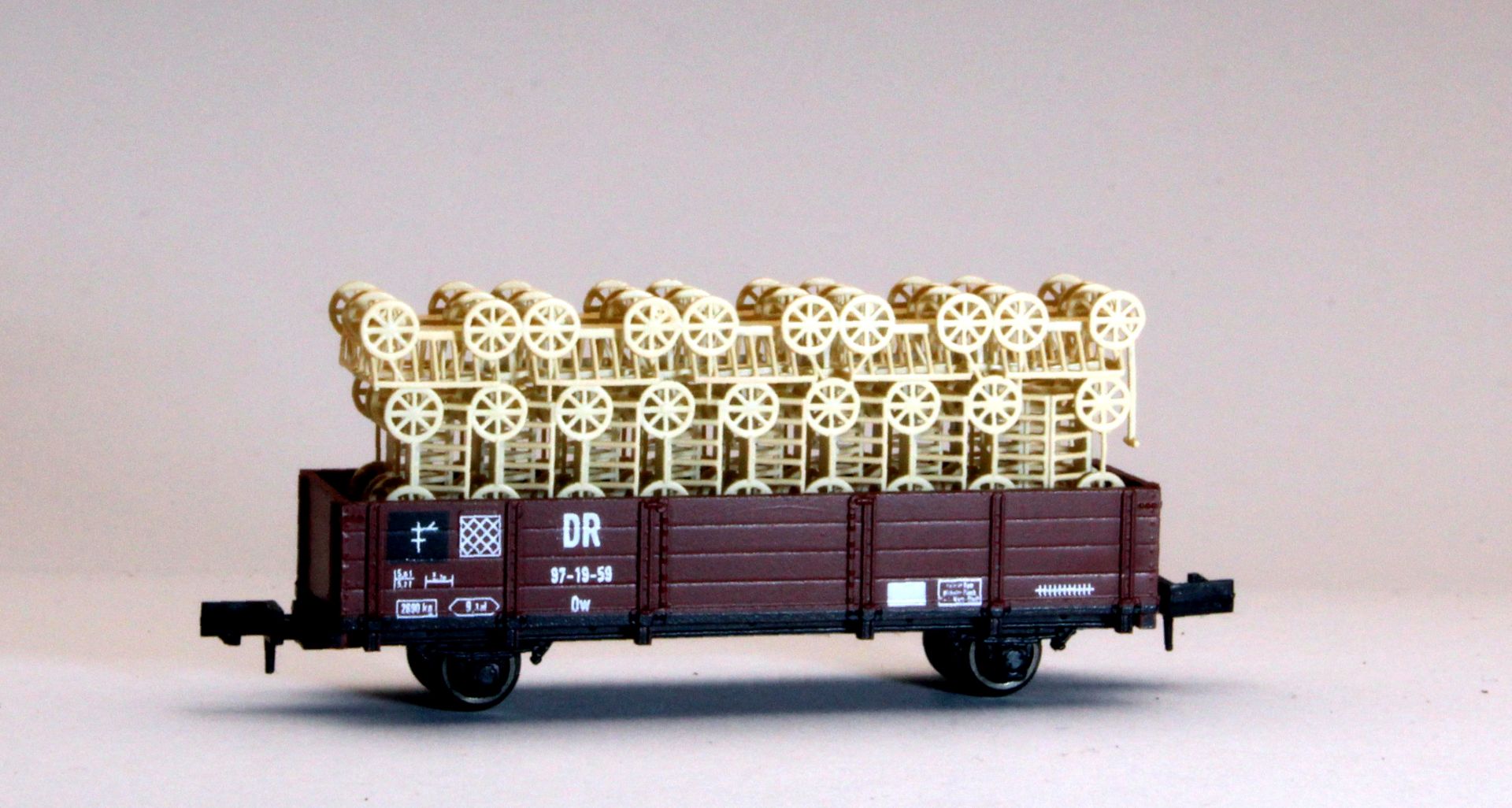 Karsei 29102 - Offener Güterwagen 775 mit Ladegut Handwagen, DR, Ep.III-IV