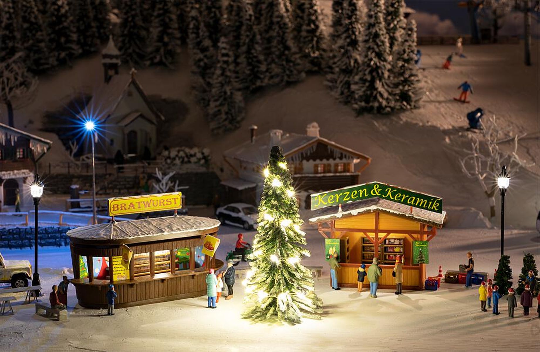 Faller 134002 - 2 Weihnachtsmarktbuden mit beleuchtetem Weihnachtsbaum