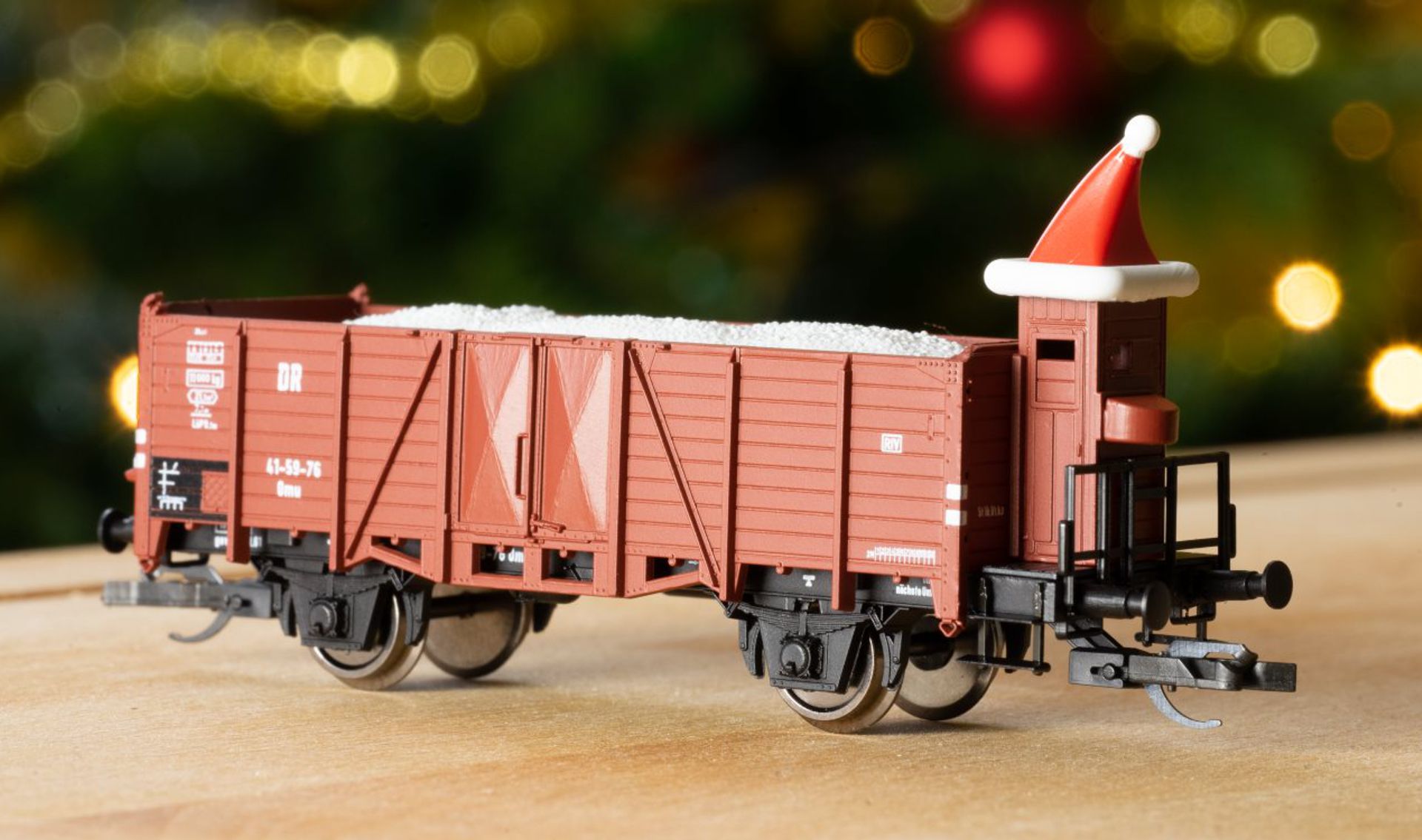 Hädl 113523 - Offener Güterwagen Omu mit Bremserhaus, DR, Ep.III 'Weihnachtswagen'