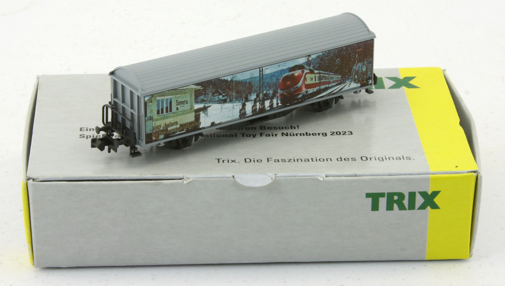 Trix TSWM2023-G - Spielwarenmesse 2023, gedeckter Güterwagen, Spur N
